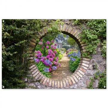 Bloemrijke tuinpoort