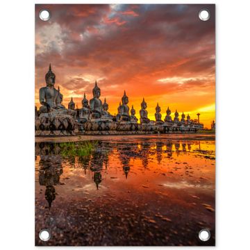 Rij van Boeddha-beelden bij zonsondergang