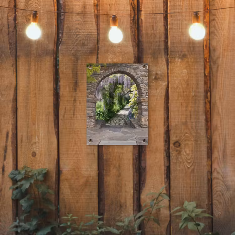 Tuinposter - Oude deuren naar een tuinpad — 3