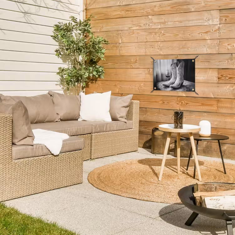 Tuinposter - Wijn - Cowboylaarzen - Raamlicht - Wit — 2